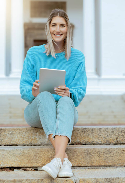 Femme, étudiant et portrait sourire avec tablette relaxant sur les escaliers pour les médias sociaux, la navigation ou la recherche sur le campus. Joyeux apprenant féminin souriant de bonheur pour la connexion 5G streaming sur écran tactile. - Photo, image