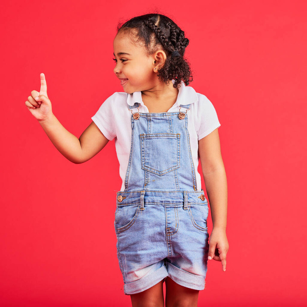 Mockup, menina preta e dedo para o espaço, colocação de produto e criança no fundo do estúdio. Afro-americano criança do sexo feminino, jovem e desenvolvimento da marca para publicidade, felicidade e alegre. - Foto, Imagem