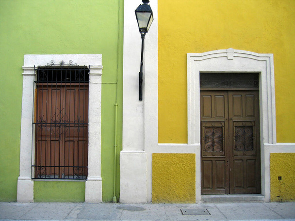 the charm of Valladolid, in the state of Yucatan in Mexico, are the multicolored walls of colonial houses decorated with doors, windows and balconies of different colors - Foto, Bild