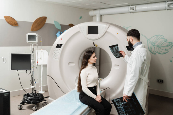 Tietokonetomografia CT skannausprosessi tutkimista selkärangan. Kuuleminen selkärangan CT arvioida herniated levy, kasvaimet, laajuus vammoja, verisuonten epämuodostumia - Valokuva, kuva