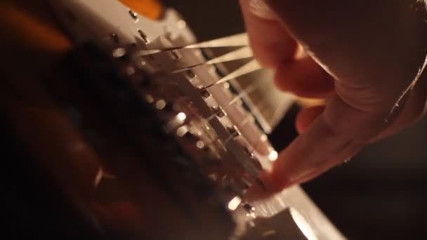 Ηλεκτρική κιθάρα χορδές και τα δάχτυλα - Πλάνα, βίντεο