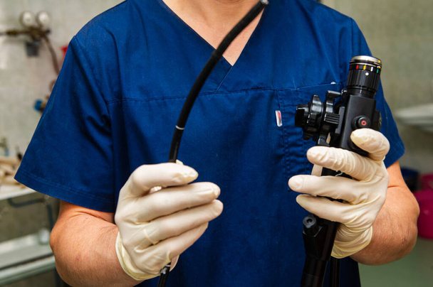 Endoscopio nelle mani del medico. Strumenti medici utilizzati in gastroscopia. - Foto, immagini