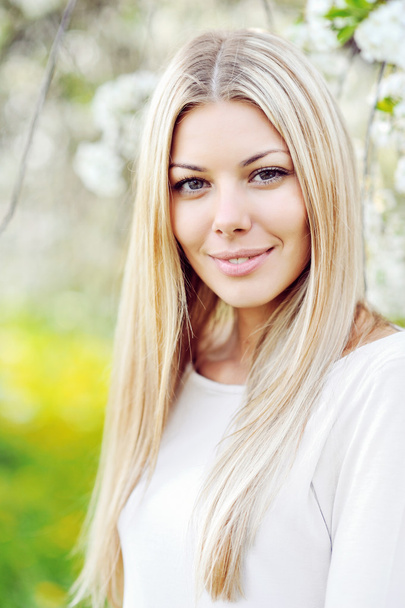 Piękna młoda kobieta blondynka twarzy z bliska - Zdjęcie, obraz