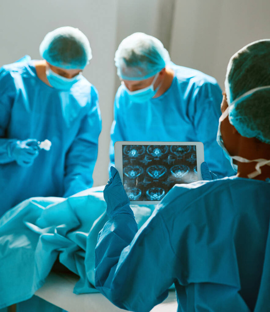 Gericht op de chirurgische ingreep. een groep chirurgen die een patiënt opereert in een ziekenhuis - Foto, afbeelding