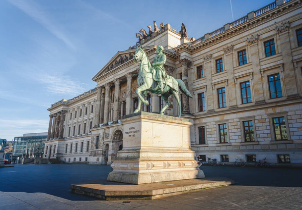 Скульптура Фредеріка Вільгельма, герцога Брансвіка-Вольфенбуттеля перед палацом Брансвік - Брауншвейг, Нижня Саксонія, Німеччина. - Фото, зображення