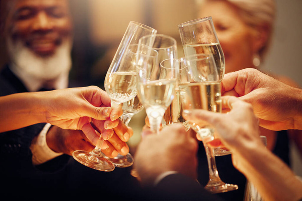 Úspěch, lidé a večeře s tousty, šampaňské a elegantní tým, párty a oslavy společně. Přátelé, detailní záběr a jásot na úspěch, sklenice na víno a jemné stolování na galavečer a luxus. - Fotografie, Obrázek