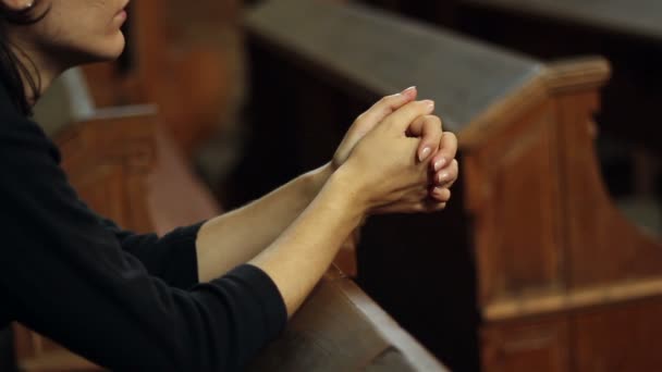 Chica rezando en la iglesia
 - Metraje, vídeo