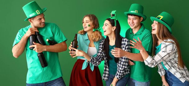 Friends with beer on green background. St. Patrick's Day celebration - Foto, Imagen