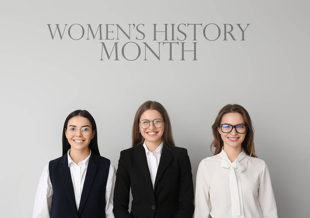 Прапор з молодими діловими жінками і текст WOMEN'S HISTORY MONTH на світлому фоні
 - Фото, зображення
