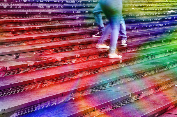 Imagen de textura suave en colores arcoíris de los pies de los jóvenes bailando en las escaleras
. - Foto, imagen