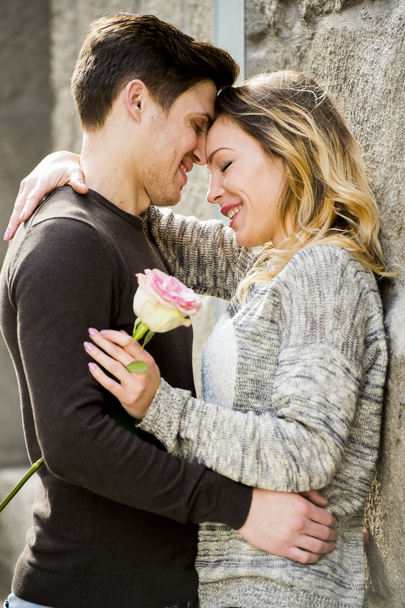 bella coppia innamorata che si bacia sul vicolo di strada celebrando San Valentino
 - Foto, immagini
