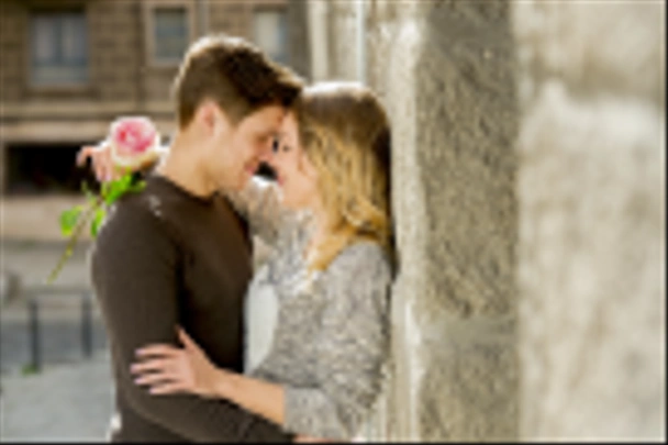 gyönyörű pár szerelmes csók: a Valentin-nap ünneplése utcai sikátor - Fotó, kép