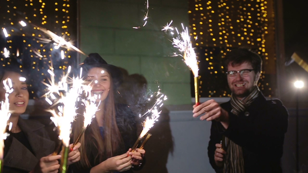 LOW MOTION: Amigos com sparklers dançando
 - Filmagem, Vídeo