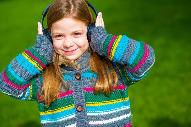 Chica disfrutando de la música - Foto, imagen