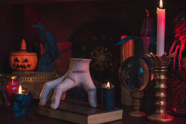 Goottilainen perhe arvot, koostumus kädellä "asia". Kodin koristelu puolue Halloween - Valokuva, kuva