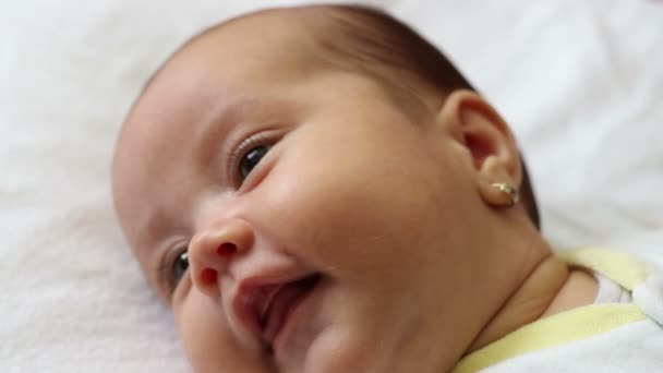 幸せな 2 ヶ月の赤ちゃん - 映像、動画