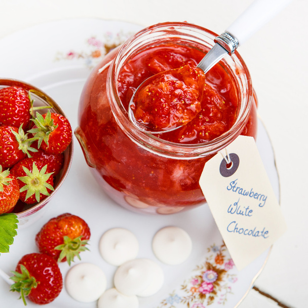 Erdbeermarmelade mit weißer Schokolade, hausgemacht im Glas - Foto, Bild