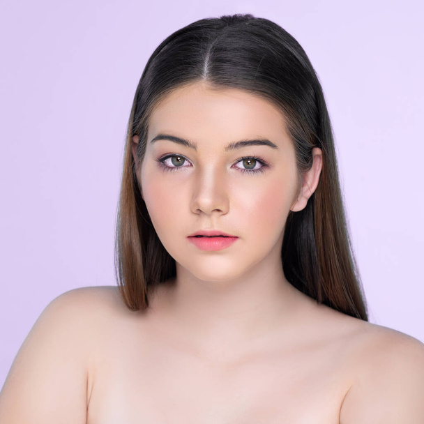 Natural beauty closeup portrait of young charming brunette girl looking at camera. Perfect smooth face skin attractive young girl with bare shoulder for skincare and cosmetic product. - Fotoğraf, Görsel
