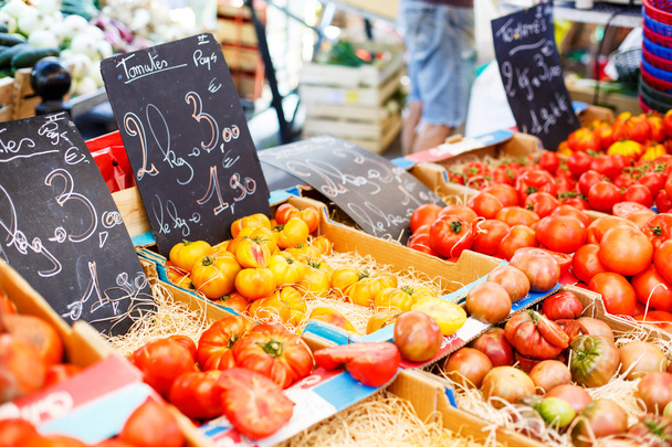 Tomates frescos orgânicos do mercado dos agricultores mediterrânicos em Prov
 - Foto, Imagem