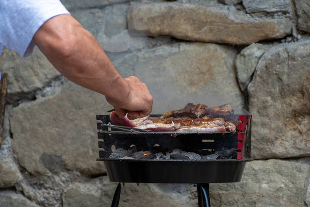 Homme cuisinant de la viande sur le barbecue
 - Photo, image