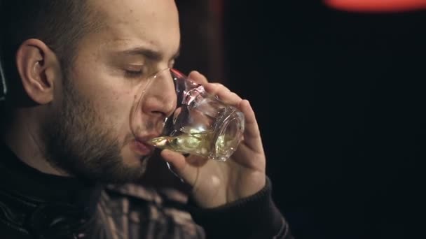 The man at the bar drinking whiskey with ice - Filmmaterial, Video