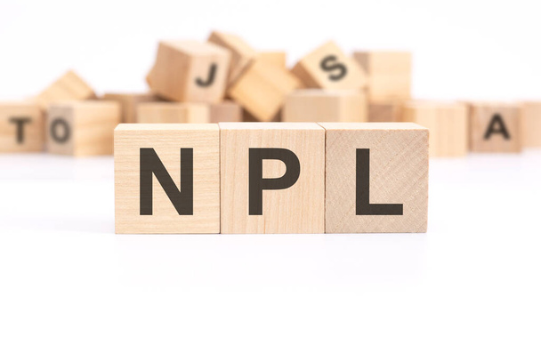 tekst NPL na drewnianych blokach z literami na białym tle - Zdjęcie, obraz