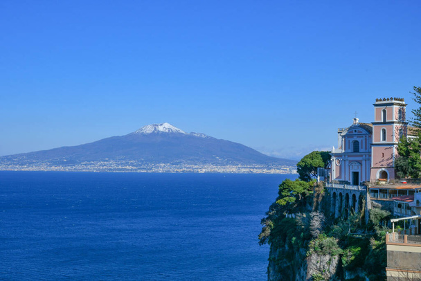 Вулкан Везувій виділяється над Неаполітанською затокою. Пейзаж з містечка Віко - Евенсе (Італія).. - Фото, зображення