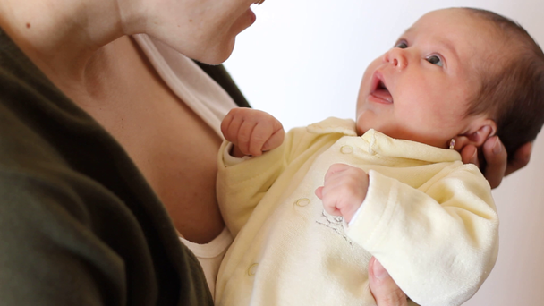 Pequeño recién nacido
 - Metraje, vídeo