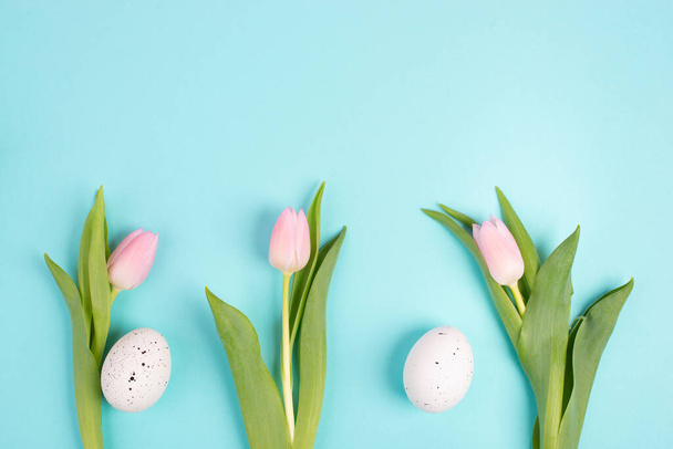 Easter eggs with pink tulips, holiday greeting card, spring season background  - Valokuva, kuva