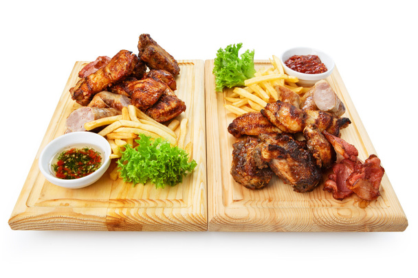 Asortyment mięsa z grilla serwowane w restauracji jedzenie na białym tle - woo - Zdjęcie, obraz
