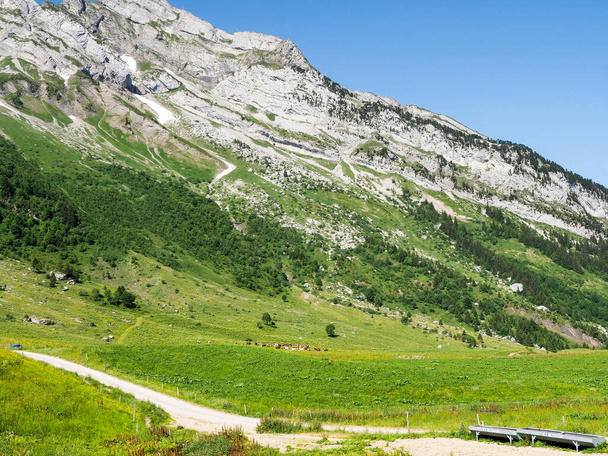 Col de Aravis, Francia: paisaje de montaña en los Alpes franceses - Foto, imagen