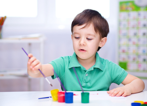 malý chlapec hraje s barvami - Fotografie, Obrázek