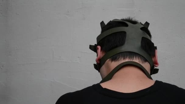 Άνθρωπος που βάζει την μάσκα αερίων - Πλάνα, βίντεο