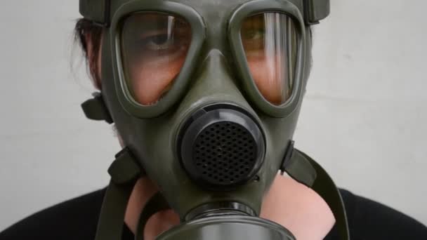 Ember a gázálarc az arcon - Felvétel, videó