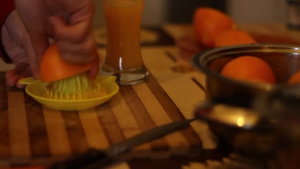 Ręczne pomarańczy wycisnąć - Materiał filmowy, wideo