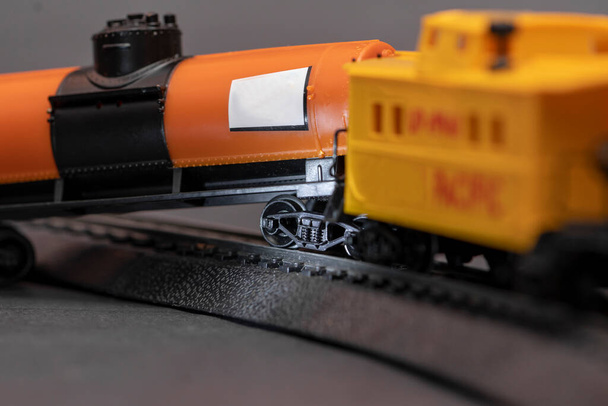 Іграшковий залізничний танк згорнувся, крупним планом. Концепція: аварія на поїзді, аварія на поїзді та аварія
. - Фото, зображення