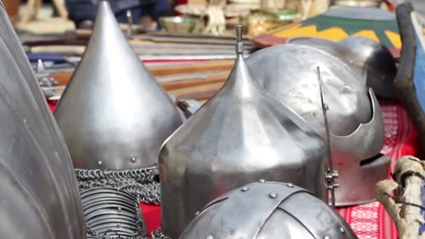 Cascos de guerra de la Edad Media
 - Metraje, vídeo