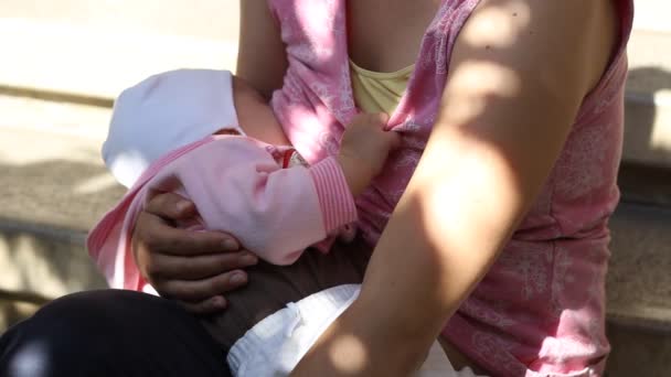matka breastfeeds - Záběry, video