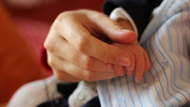 Μητέρα παρήγορο μωρό χέρια - Πλάνα, βίντεο