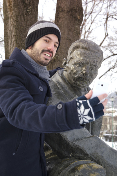 Garçon barbu prenant un selfie avec un monument
 - Photo, image