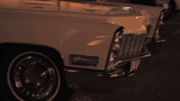 Zaparkowany samochód stary noc - Materiał filmowy, wideo