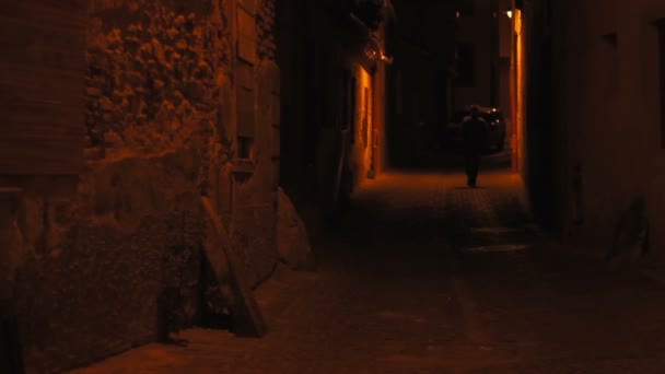 Éjszakai özvegy férfi gyaloglás - Felvétel, videó