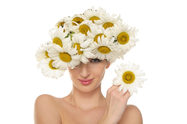 Beautiful woman in the hat of daisies - Φωτογραφία, εικόνα