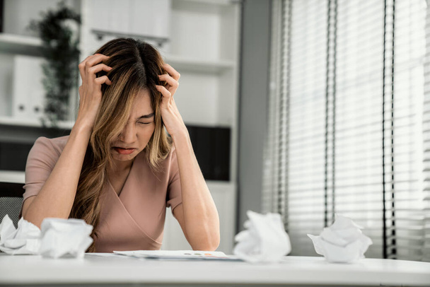 A competent female employee who has become completely exhausted as a result of overburdened work. Concept of unhealthy life as an office worker, office syndrome. - Foto, afbeelding