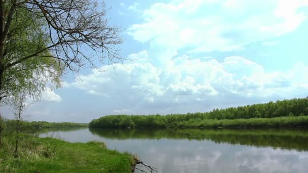 Rzeki i chmury w godzinach popołudniowych. Upływ czasu bez ptaków - Materiał filmowy, wideo