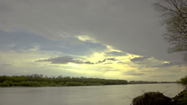 Paisagem com rio e nuvens. lapso de tempo sem aves, saída RAW
 - Filmagem, Vídeo
