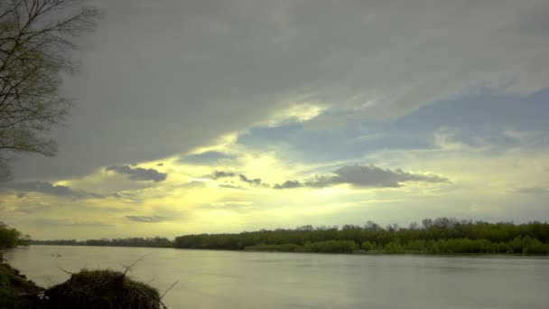 川と雲のある風景します。鳥なしの時間経過、Raw 出力 - 映像、動画