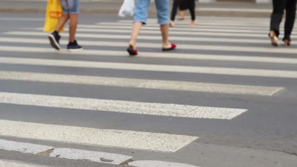 Gente cruzando la calle - Metraje, vídeo