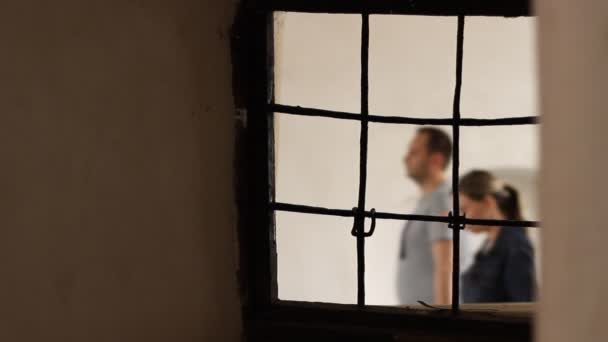 Ihmiset ohittavat rauta-ikkunan
 - Materiaali, video