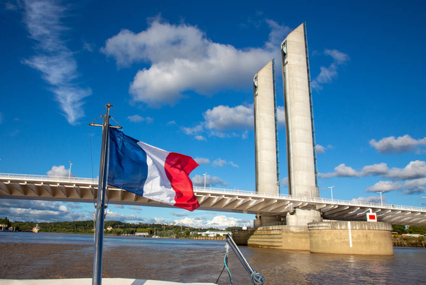 Висотний міст в Бордо з французьким прапором спереду архітектурний подвиг Жак Чабан-Дельма - Фото, зображення